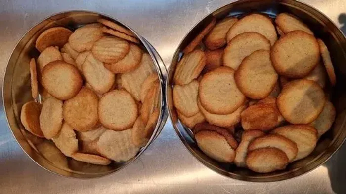 To boller i karry i metalbøtter