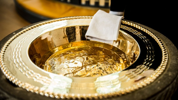 En smuk og poleret sølvbåde med en hvid klæde og en skøn skål.