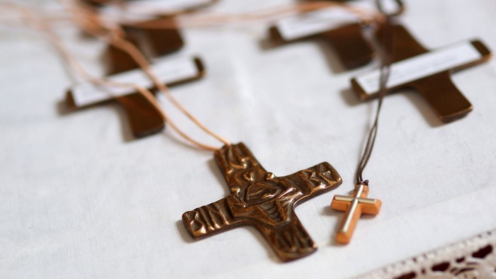 Kleine Kreuze auf einem weißen Tuch