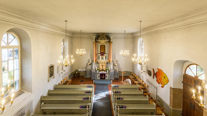 Blick von der Empore auf den Altarraum in der Dorfkirche Lübars