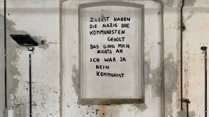 Graffiti an einer Wand, das eine persönliche politische Haltung gegen Kommunismus und Nazis auf Deutsch ausdrückt.