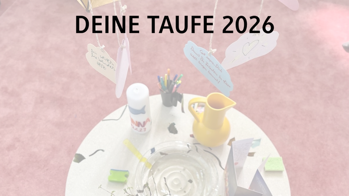Festliche Tauftisch-Dekoration mit dekorativen Papierwolken, Blumen und einer Ankündigung des Datums 2026.