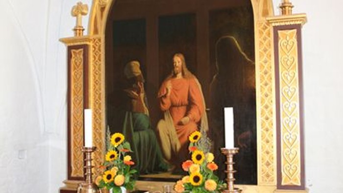 Alter med maleri og blomsterarrangementer