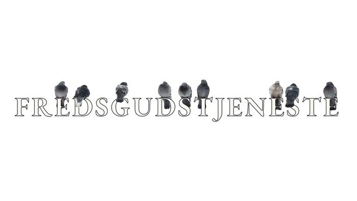 En rekke figurer står i en linje under teksten
