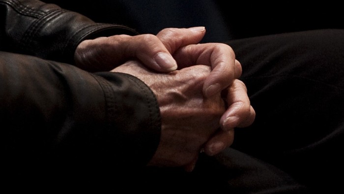 To hands holder hinanden.