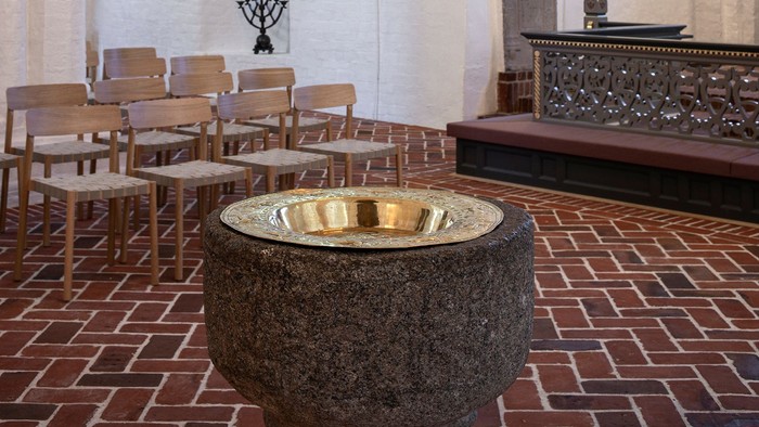 Rum med buegange og bord og stoler