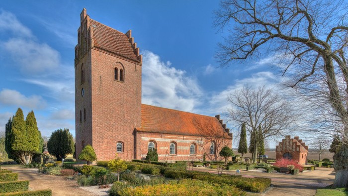 Glim Kirke set fra sydvest