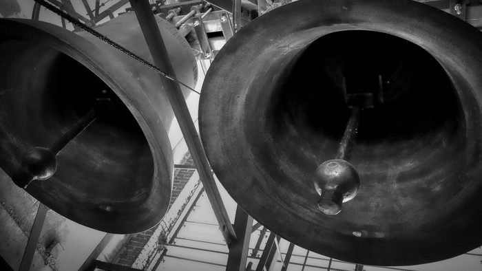 Store klokker, der hænger i et tårn.