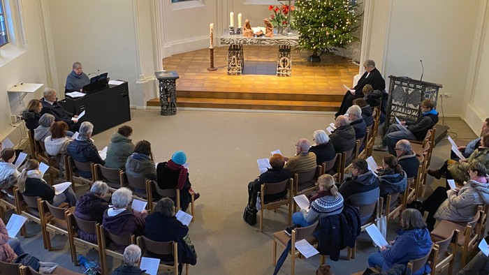 Gottesdienst in Kirche mit Weihnachtsbaum