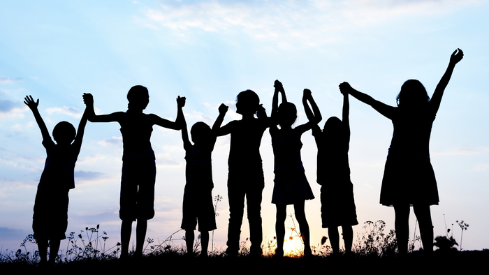 Silouette Kinder, die sich an den Händen packen, Freude, Natur, blauer Himmel