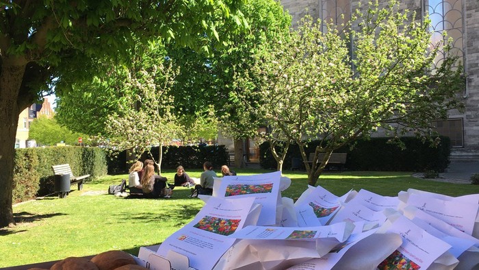 En delikatessebutik med chokolade og pakker i forgrunden og kirke og træer i baggrunden