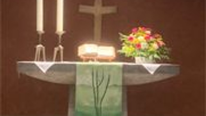 Elegante Altar-Anordnung mit Kerzen, einem Kreuz, Blumen und einem dekorativen Tuch.