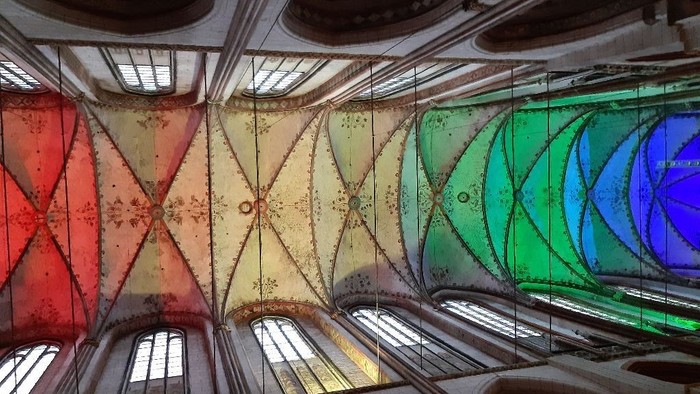 Bunte Glasfenster in einer gotischen Kirche