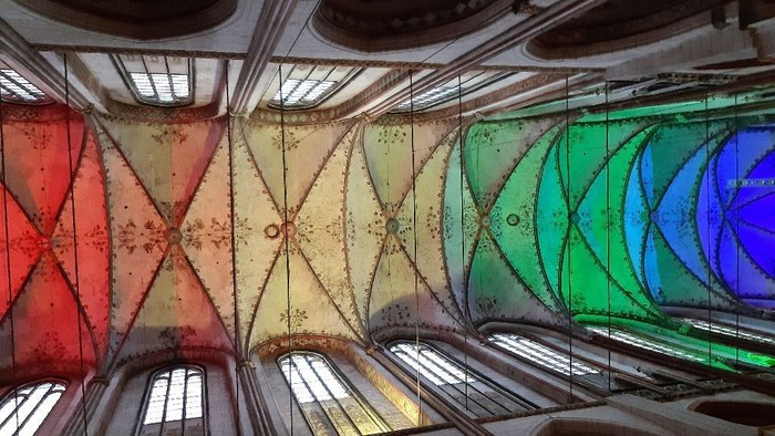 Bunte Glasfenster in einer gotischen Kirche