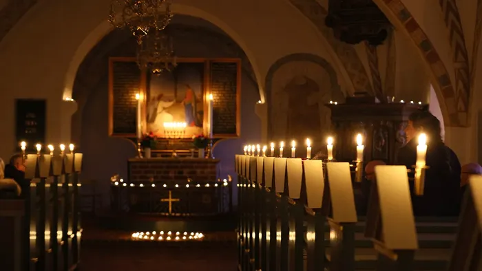 Lys i Esbønderup Kirke om aftenen