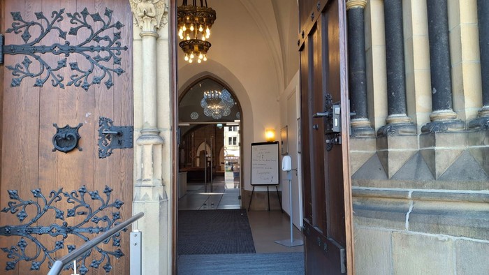 Der Eingang eines historischen Gebäudes mit verzierten Türen und Säulen.