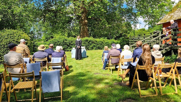 Udendørs gudstjeneste i præstegårdshaven