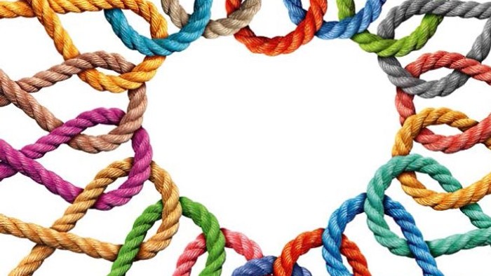 Bunte, verflochtene Seile, die ein komplexes, symmetrisches Knotenmuster bilden.