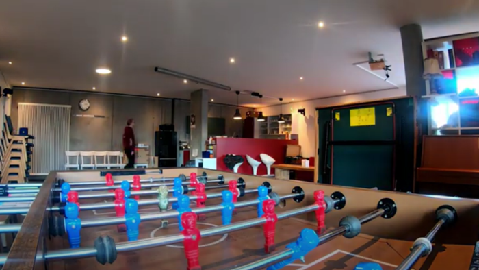 Ein modernes Spielzimmer mit einem Tischkicker und einem Poolbillardtisch.