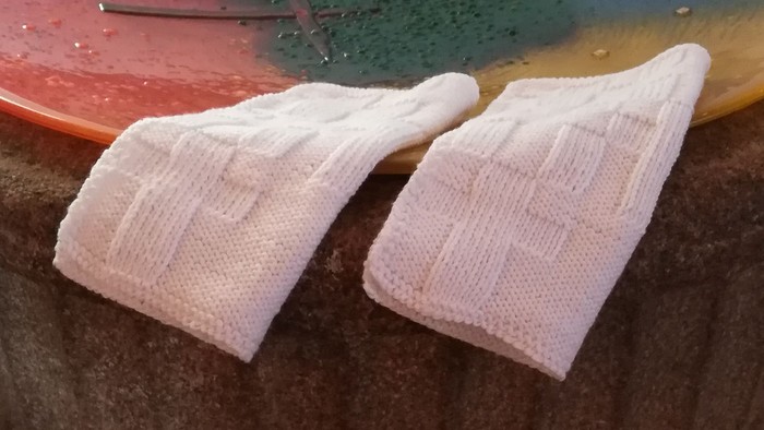 En farverig kake med to hvide skålske.