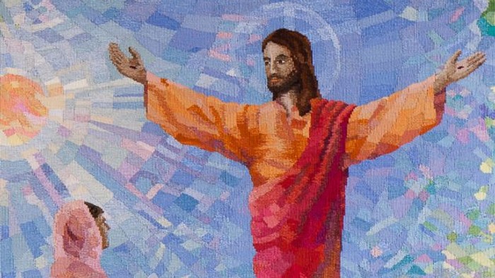 En farverig illustration af Jesus med udstraktte arme, omgivet af lys og en person i rosa klæder.