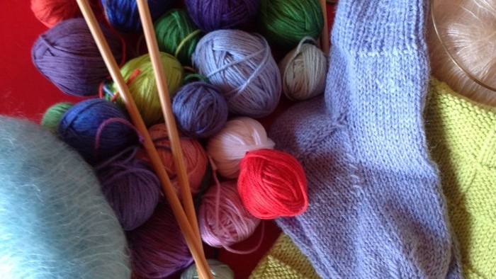 Farverige garnspinder og strå, knipling og kniplestik