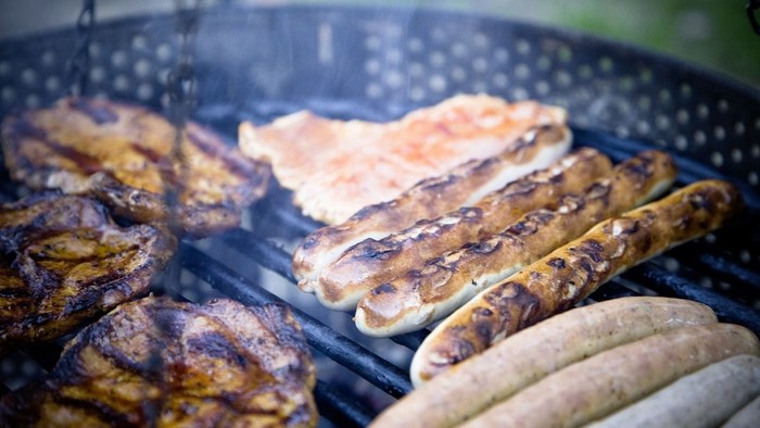 Grillen mit verschiedenen Fleischsorten und Würstchen
