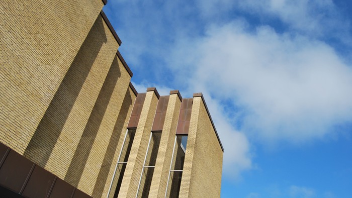 Gul murstensbygning mod blå himmel