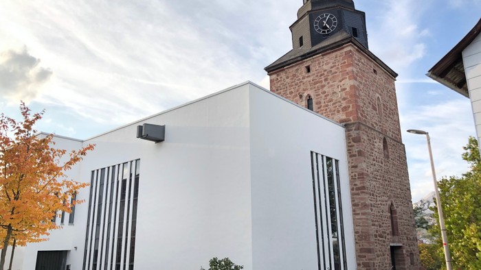 Modernes Gebäude mit hohem Uhrturm