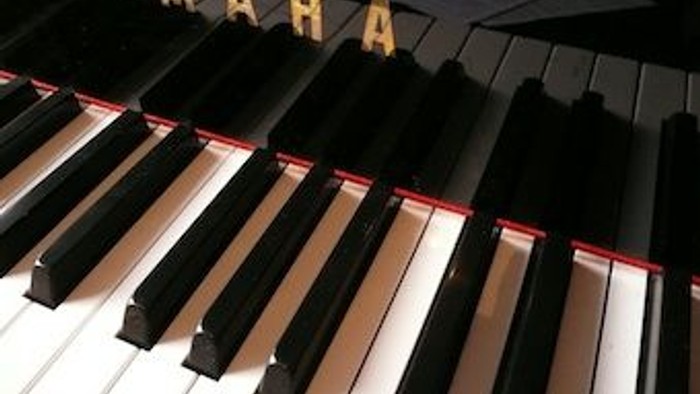 Yamaha-piano med sorte og hvide toner.