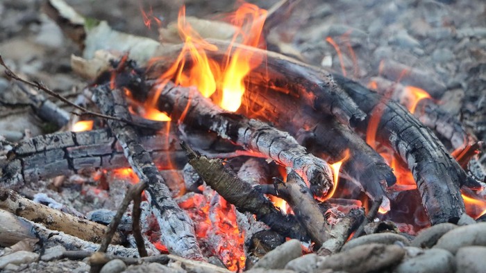 Kleines Lagerfeuer am Morgen