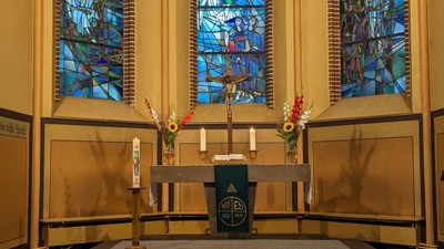 Altarraum mit Altar und Kirchenfenstern