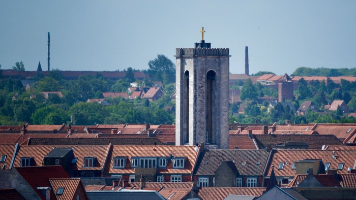 Skt. Lukas Kirkes tårn rejser sig over Aarhus-bydelen Frederiksbjerg