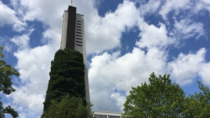 Osterkirche efeubewachsener Kirchturm