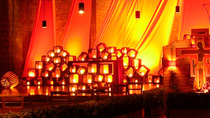 En festligt belysning med lys og farver på en bygning