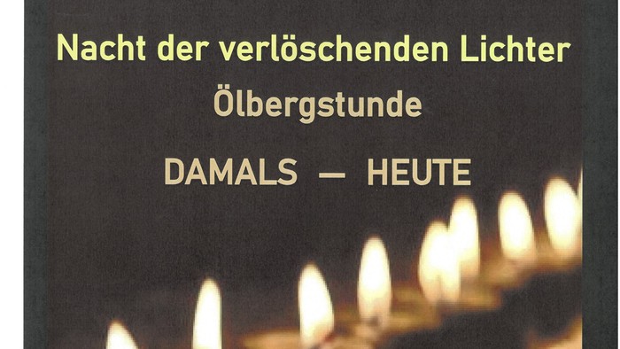 brennende Teelichter in einer Reihe auf dunklem Hintergrund. In gelber Schrift, der Einladungstext zur Ölbergstunde