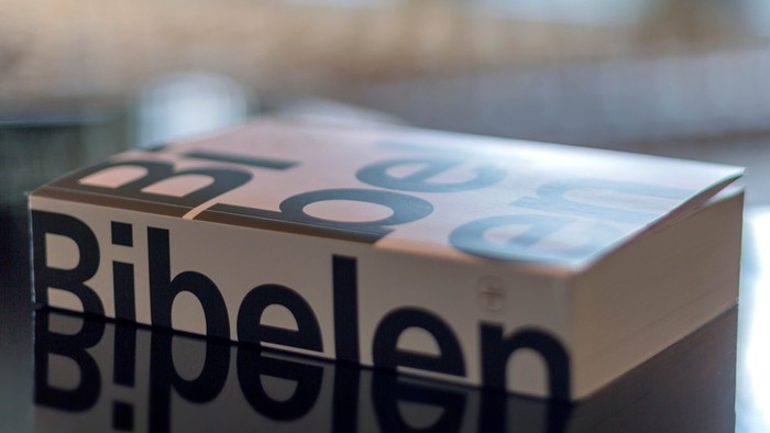 En bibelen ligger på en flad overflade.