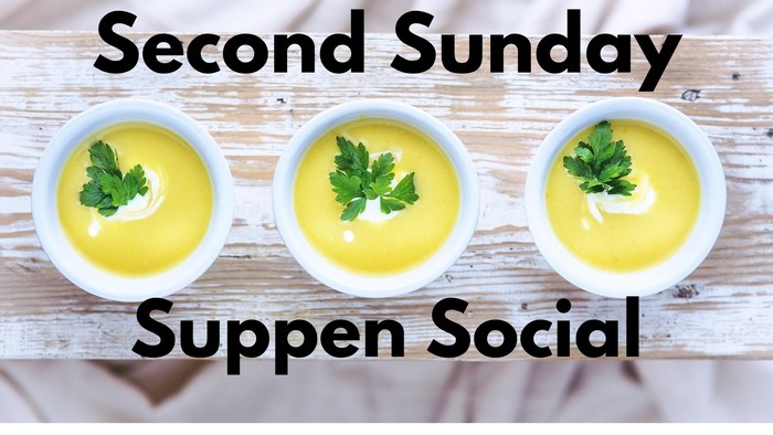 Drei Schüsseln mit cremiger Suppe, garniert mit Petersilie, beschriftet mit „Second Sunday Suppen Social“ auf einem Holzuntergrund.