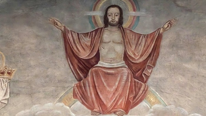 Ein Fresko mit einer Darstellung von Jesus, der auf einem Himmelsthron sitzt