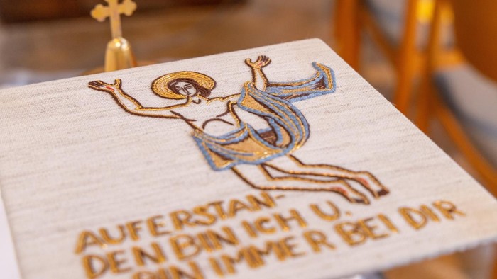 Ein hölzernes Kruzifix mit aufgedrucktem Text in einer Kirche