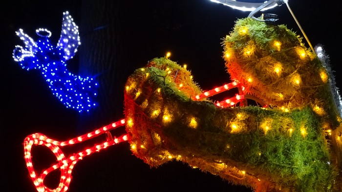 Weihnachtslichter in Form von Engel und Drache