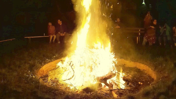 Ein großes Lagerfeuer auf der Wiese hinter der Antoniuskirche
