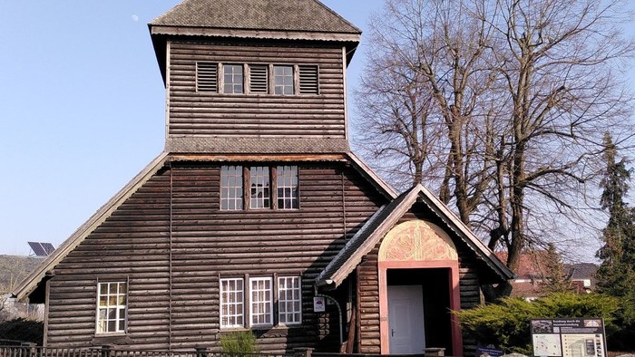 Holzkirche in Frontalansicht.