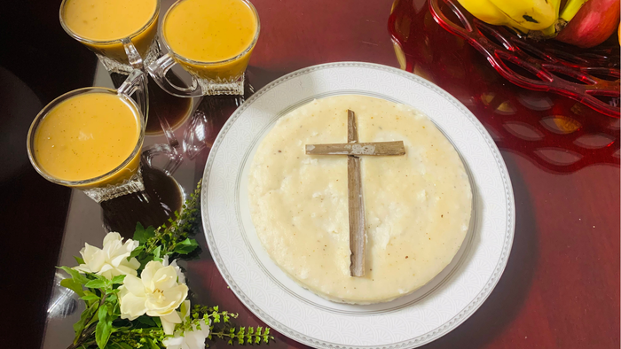 Das Bild zeigt ein Frühstück mit Saft, Haferbrei und Obst.