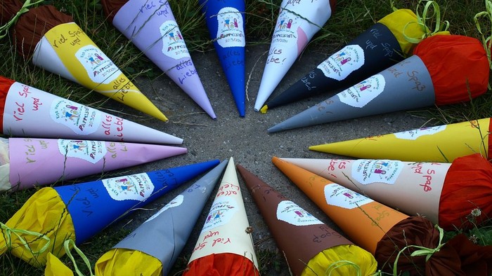 Bunte Papierkonusse auf Gras angeordnet