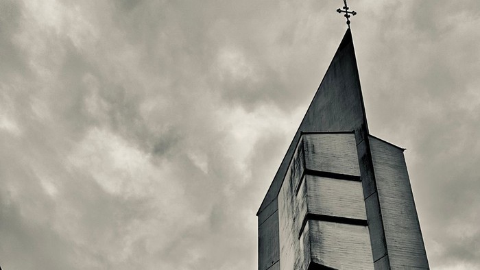 Auf dem Schwarz-Weiß-Foto ist eine Betonkirche zu sehen