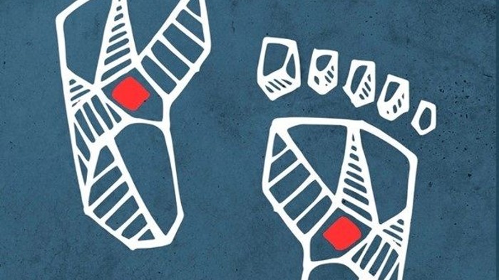 Zwei weiße Fußabdrücke mit roten Herzen auf blauem Hintergrund