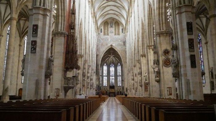 Großartige Kathedrale mit hohen Säulen und bogenförmigen Fenstern