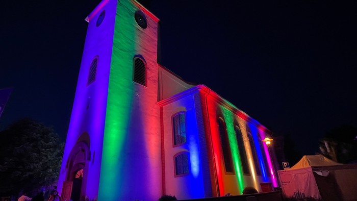 Kirche mit bunten Außenbeleuchtung 