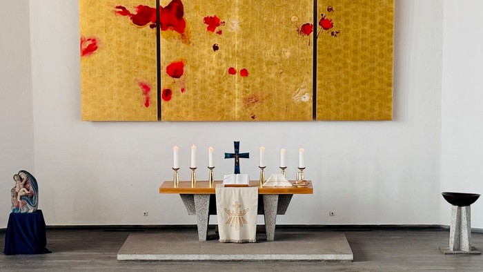 Emmaus-Kirche im innern mit Altar und weißen Paramenten